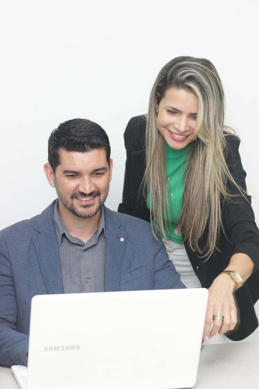 Sócios da DR analisando os números de um cliente